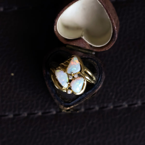 Vintage 18K gold ring with opals (approx.2ctw) and diamonds (approx.0.06ctw), 1970s