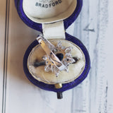 Vintage 14K white gold daisy ring with sapphire (1.10ct approx.) And diamonds (0.48ctw approx.), 60s / 70s