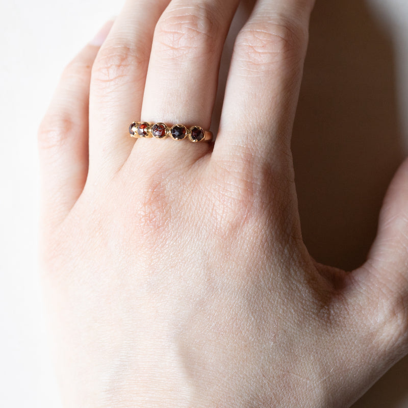 🥀 Veretta vintage in oro 18K con granati, anni ‘40/‘50