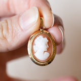 Ciondolo vintage in oro 14K con cammeo su conchiglia, anni ‘60