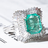 Vintage „Ballerina“-Ring aus 18 Karat Weißgold mit kolumbianischem Smaragd (ca. 3.60 ct) und Diamanten (ca. 2.24 ctw)