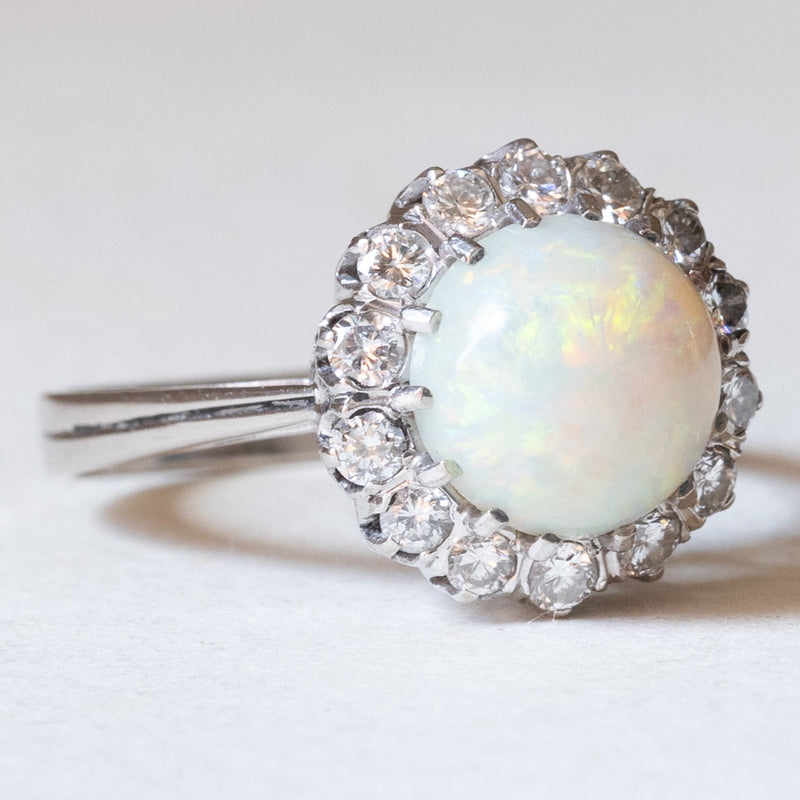 🌈 Anello vintage a margherita in oro bianco 18K con opale (3ct ca.) e diamanti di taglio brillante (0.42ctw ca.), anni ‘70