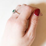 Vintage Gänseblümchen-Ring aus 18 Karat Weißgold mit Smaragd (ca. 0.50 Karat) und Diamanten (ca. 0.30 Karat), 60er