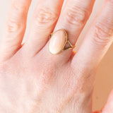 Vintage Ring aus 18 Karat Gelbgold mit rosa Koralle, 50er Jahre