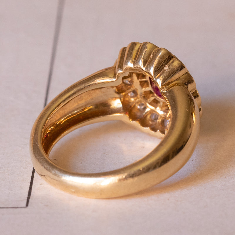 Anello vintage in oro 18K con rubino (1.20ct ca.) e diamanti (0.90ct ca.), anni ‘60