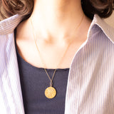 Ciondolo francese vintage con Giovanna d’Arco in oro giallo 18K