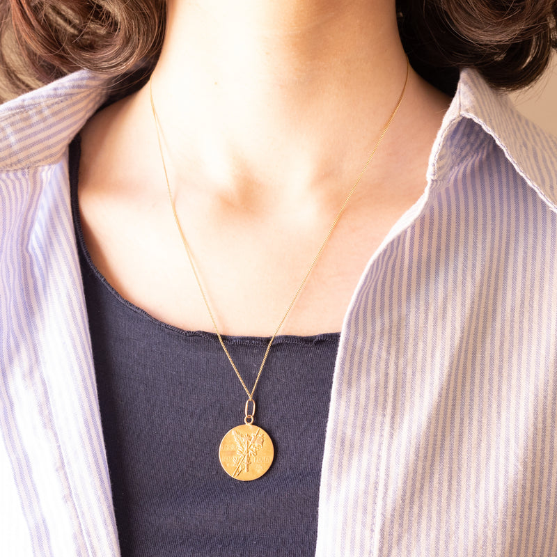 Ciondolo francese vintage con Giovanna d’Arco in oro giallo 18K