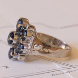 Винтажное кольцо из белого золота 18 карат с синтетическими сапфирами (около 4 карат) и бриллиантами (около 0.10 карата), 70-е гг.