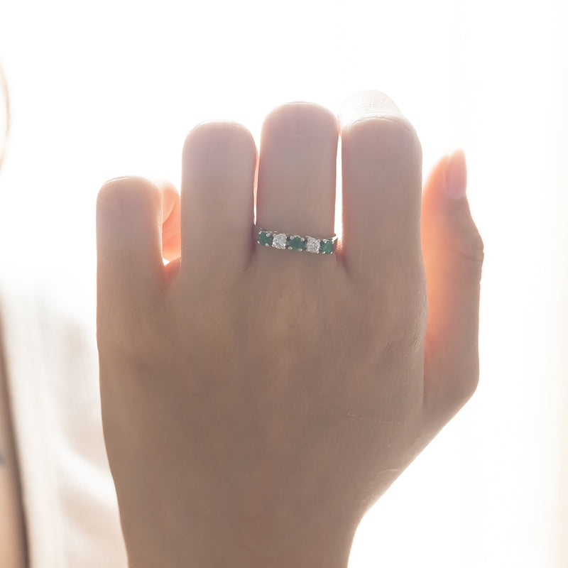 Vintage 14K white gold ring with diamonds (0.20ctw approx.) And emeralds, 60s / 70s