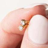 18 Karat Gelbgold-Ohrringe mit hellen Punkten und Diamanten im Brillantschliff (ca. 0.12 Karat)