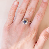 Vintage Gänseblümchenring aus 18 Karat Weißgold mit Saphir (ca. 0.60 ct) und Diamanten (ca. 0.06 ctw), 60er/70er Jahre