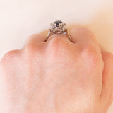 Vintage Gänseblümchenring aus 18 Karat Weißgold mit Saphir (ca. 0.60 ct) und Diamanten (ca. 0.06 ctw), 60er/70er Jahre