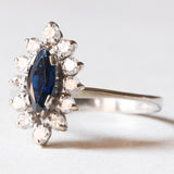 Vintage Gänseblümchenring aus 18 Karat Weißgold mit Saphir (ca. 0.25 ct) und Diamanten (ca. 0.24 ctw), 60er/70er Jahre