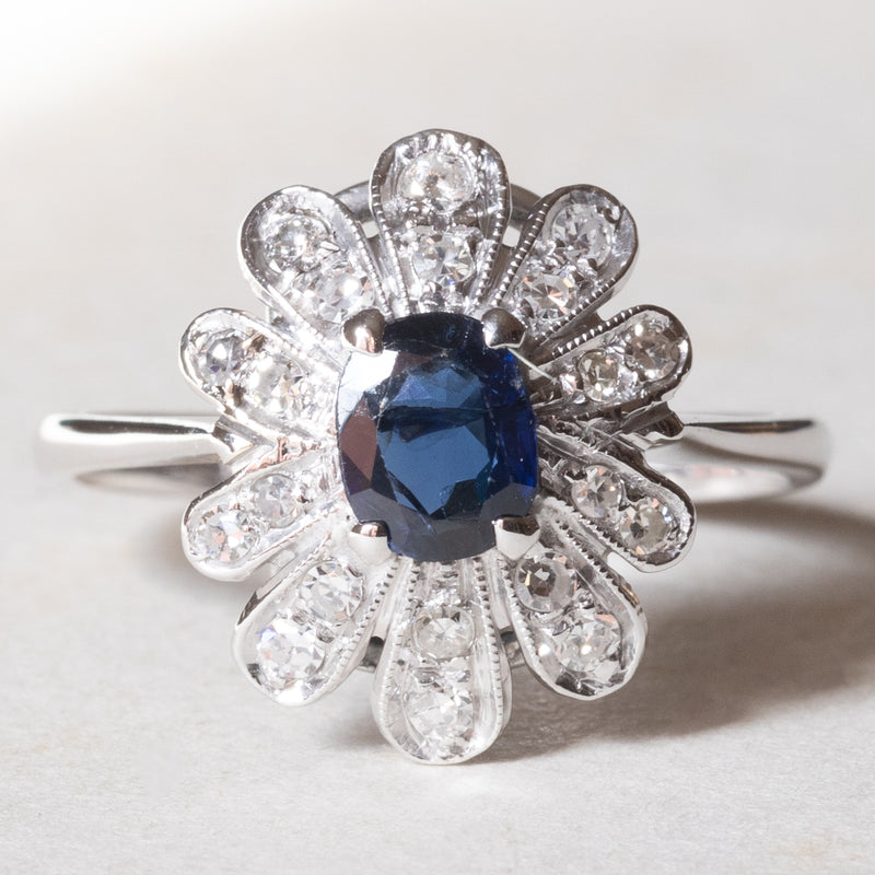 Anello vintage a margherita in oro bianco 18K con zaffiro (0.50ct ca.) e diamanti (0.30ctw ca.), anni ‘60