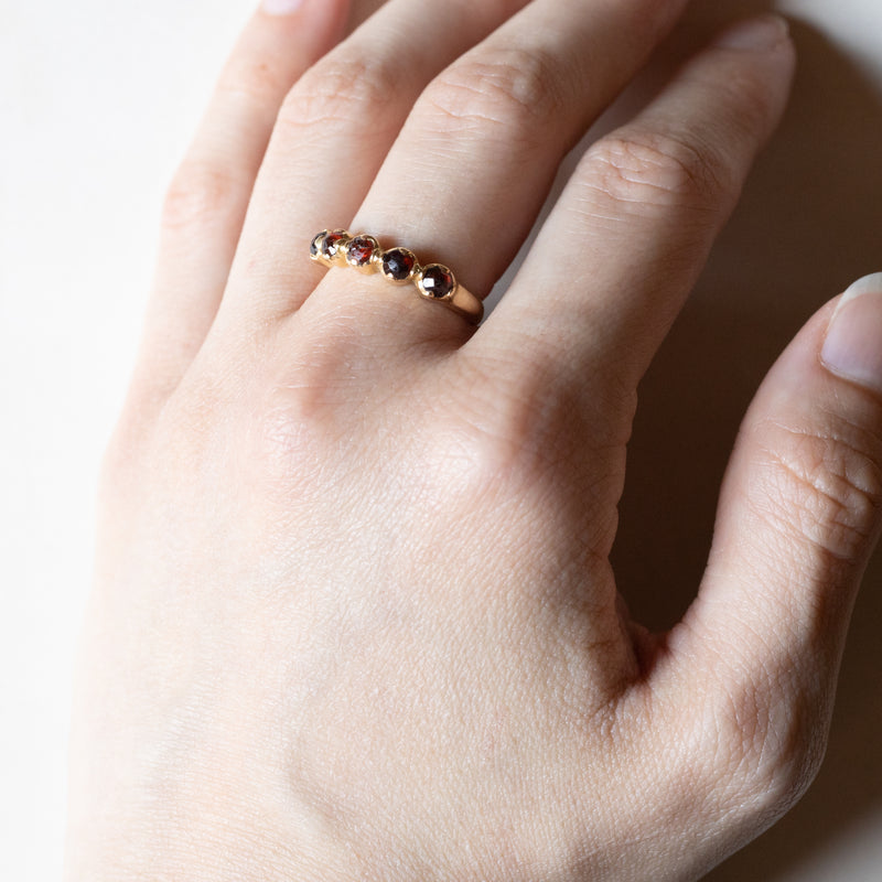 🥀 Veretta vintage in oro 18K con granati, anni ‘40/‘50