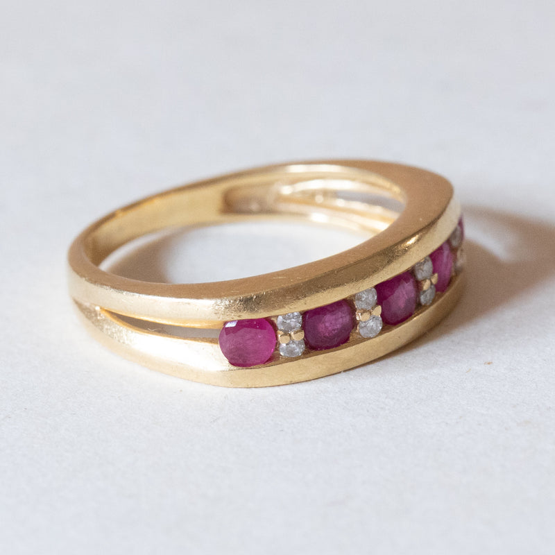 Anello vintage in oro 18K con rubini e diamanti (0.08ctw ca.), anni ‘70