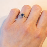 Vintage Gänseblümchenring aus 18 Karat Weißgold mit Saphir (ca. 0.35 ct) und Diamanten (ca. 0.15 ctw), 60er/70er Jahre