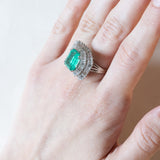 Vintage „Ballerina“-Ring aus 18 Karat Weißgold mit kolumbianischem Smaragd (ca. 3.60 ct) und Diamanten (ca. 2.24 ctw)