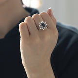 Vintage 14K white gold daisy ring with sapphire (1.10ct approx.) And diamonds (0.48ctw approx.), 60s / 70s