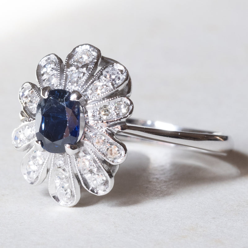 Anello vintage a margherita in oro bianco 18K con zaffiro (0.50ct ca.) e diamanti (0.30ctw ca.), anni ‘60