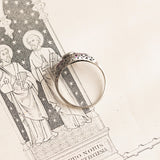 Anello di transizione Art Nouveau-Art Déco in oro bianco 18K con diamante centrale (0.43ct ca.) e rubini, anni ‘20/‘30