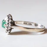 Anello a margherita vintage in oro bianco 18K con smeraldo e diamanti, anni ‘70