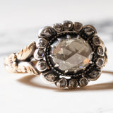 Vintage-Ring im antiken Stil aus 18 Karat Gold und Silber mit einem zentralen Diamanten im Rosenschliff (ca. 2.20 ct) und Diamanten im Rosettenschliff