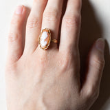 Anello vintage in oro 18K con cammeo su conchiglia, anni ‘50/‘60