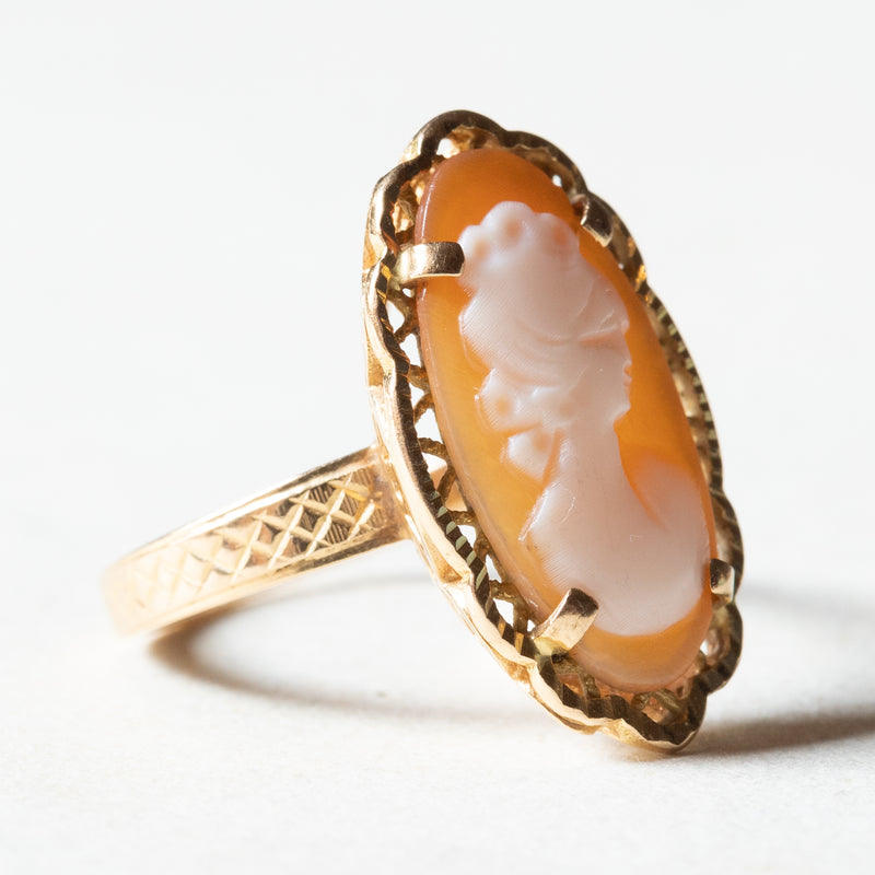 Anello vintage in oro 18K con cammeo su conchiglia, anni ‘50/‘60