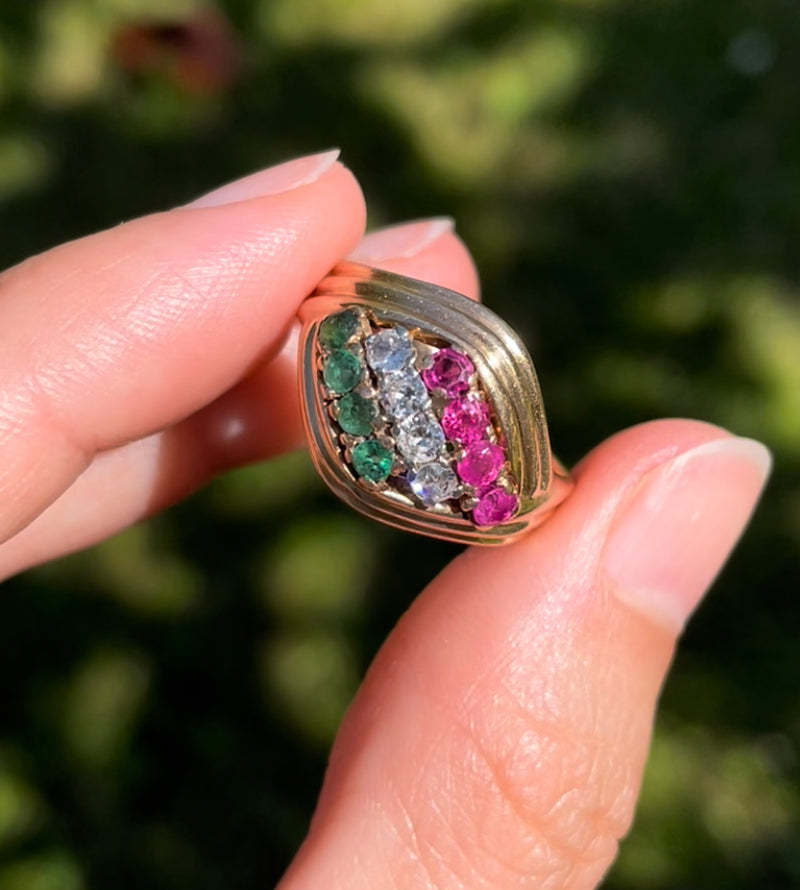 Anello tricolore in oro 18K con smeraldi, diamanti (0.28ctw ca.) e rubini, anni ‘60/‘70