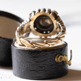 Vintage-Ring im antiken Stil aus 18 Karat Gold und Silber mit einem zentralen Diamanten im Rosenschliff (ca. 2.20 ct) und Diamanten im Rosettenschliff