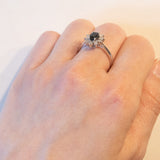 Vintage 18 Karat Weißgold Saphir (ca. 0.50 ct) und Diamanten (ca. 0.05 ctw) Gänseblümchenring, 60er Jahre