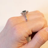 Vintage 18 Karat Weißgold Saphir (ca. 0.50 ct) und Diamanten (ca. 0.05 ctw) Gänseblümchenring, 60er Jahre
