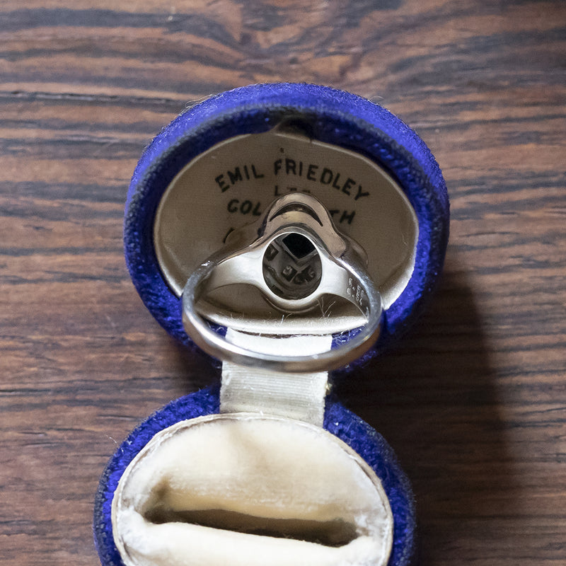 Anello vintage in oro bianco 18K con zaffiro (0.54ct ca.) e diamanti (0.56ctw ca.), anni ‘40/‘50