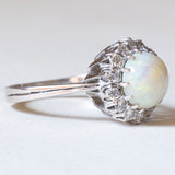 đ Vintage-GĂ€nseblĂŒmchenring aus 18 Karat WeiĂgold mit Opal (ca. 3 Karat) und Diamanten im Brillantschliff (ca. 0.42 Karat), 70er Jahre