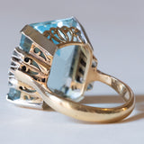 Anello vintage in oro giallo 18K e in oro bianco 18K con acquamarina (17ct ca.) e diamanti (0.32ctw ca.), anni ‘70
