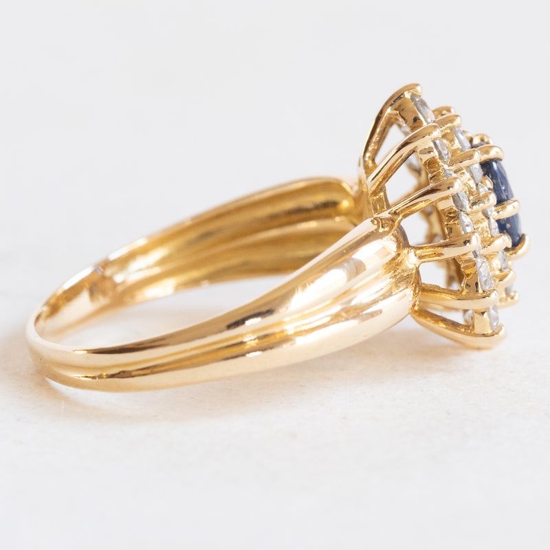 Anello vintage a margherita in oro giallo 18K con zaffiro (0.47ct ca.) e diamanti (0.84ctw ca.), anni ‘60