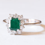 Vintage Gänseblümchen-Ring aus 18 Karat Weißgold mit Smaragd (ca. 0.50 Karat) und Diamanten (ca. 0.30 Karat), 60er