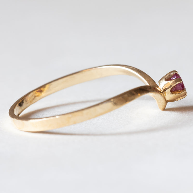 Anello a “V” vintage in oro 18K con rubino, anni ‘70