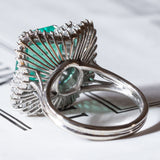 Vintage „Ballerina“-Ring aus 18 Karat Weißgold mit kolumbianischem Smaragd (ca. 3.60 ct) und Diamanten (ca. 2.24 ctw)