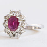Vintage Ring aus 18 Karat Weißgold mit Rubinen (ca. 0.70 ct) und Diamanten (ca. 0.50 ctw), 60er/70er Jahre