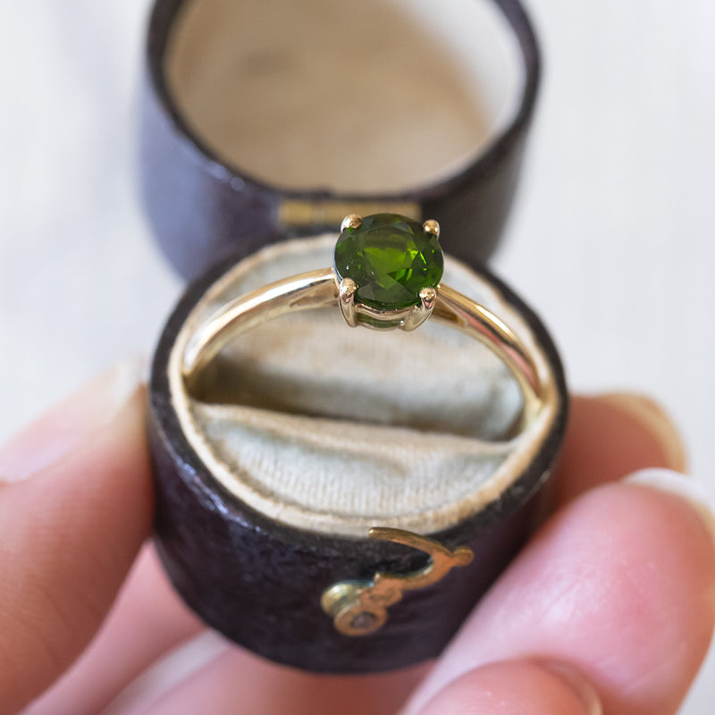 8K gold solitaire with green chromodiopside, 1960s