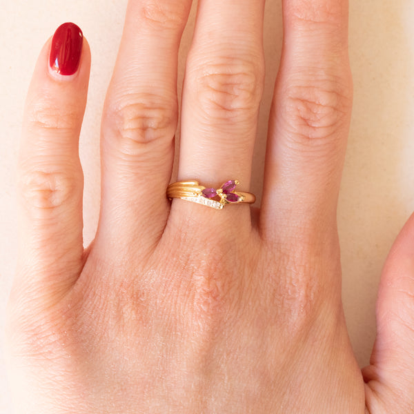 Anello vintage in oro giallo e in oro bianco 18K con rubini e diamanti, anni ‘60