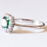 Vintage Gänseblümchen-Ring aus 18 Karat Weißgold mit Smaragd (ca. 0.50 Karat) und Diamanten (ca. 0.30 Karat), 60er