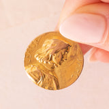Ciondolo francese vintage con Giovanna d’Arco in oro giallo 18K