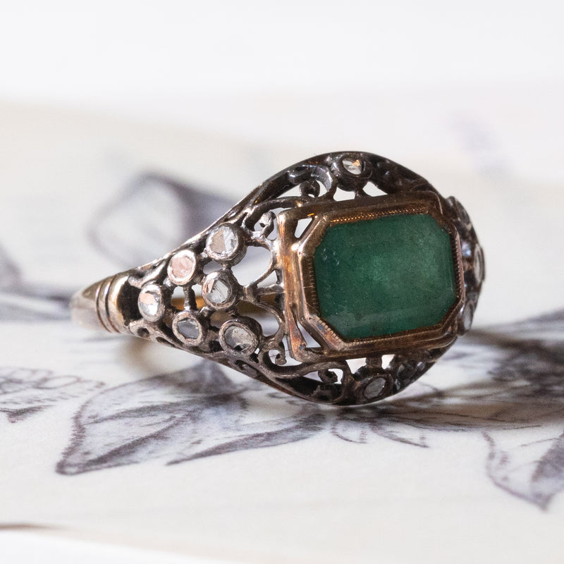 Anello antico in oro 18K e argento con smeraldo e diamanti di taglio rosetta, primi del ‘900