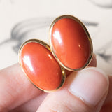 Vintage Ohrringe aus 18 Karat Gelbgold mit orangefarbener Koralle, 50er/60er Jahre