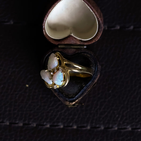 Vintage 18K gold ring with opals (approx.2ctw) and diamonds (approx.0.06ctw), 1970s