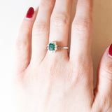 Vintage Gänseblümchen-Ring aus 18 Karat Weißgold mit Smaragd (ca. 0.50 Karat) und Diamanten (ca. 0.30 Karat), 60er