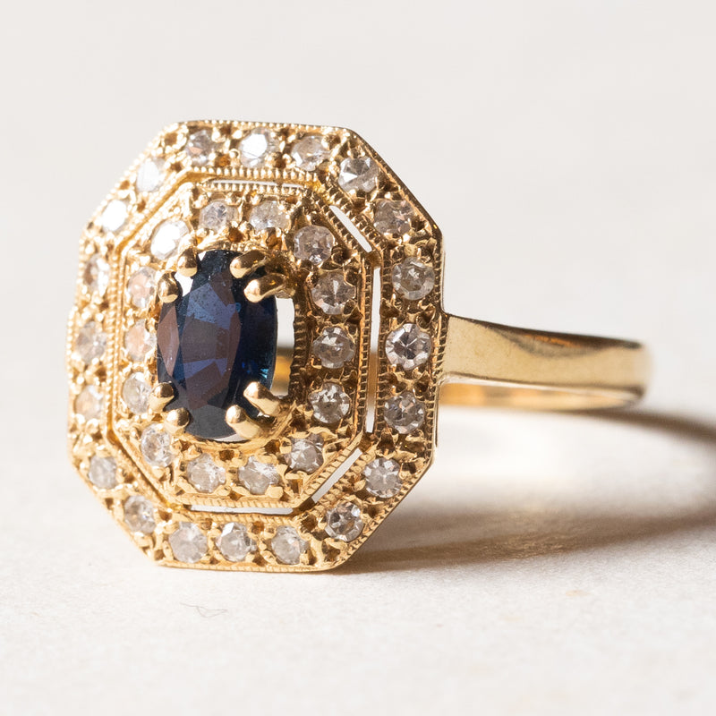 Anello vintage a margherita in oro 18K con zaffiro (0.60ct ca.) e diamanti (0.34ctw ca.), anni ‘60/‘70